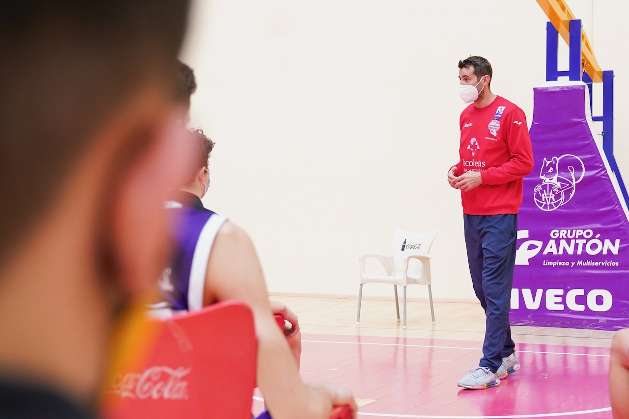 Óscar Perales, comparte su valiosa experiencia inclusiva con la cantera del Real Valladolid Baloncesto